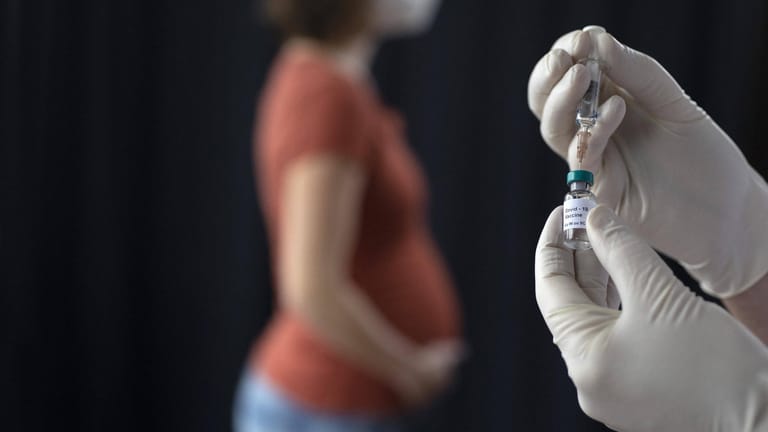 Corona-Impfung bei Schwangeren: Eine Studie zeigt jetzt, wie sicher die Impfungen wirklich sind.