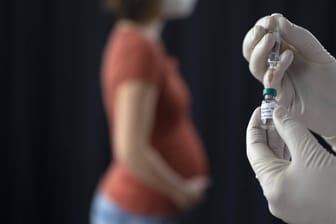 Corona-Impfung bei Schwangeren: Eine Studie zeigt jetzt, wie sicher die Impfungen wirklich sind.