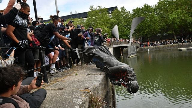 Demonstranten werfen die Statue des Sklavenhändlers Edward Colston in den Hafen von Bristol.