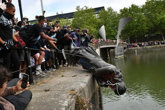 Demonstranten werfen die Statue des Sklavenhändlers Edward Colston in den Hafen von Bristol.