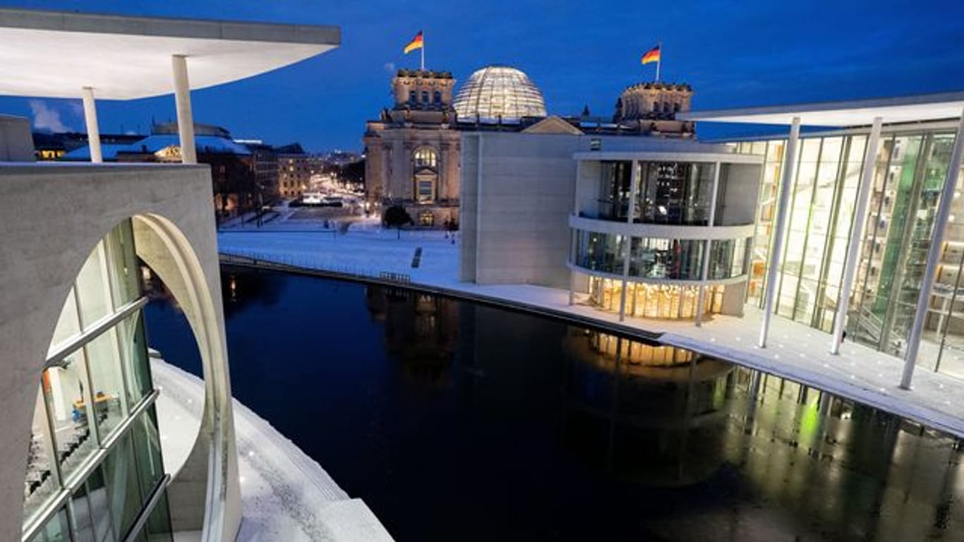 Blick auf das Berliner Regierungsviertel mit dem Reichstagsgebäude im Hintergrund und dem Paul-Löbe-Haus rechts im Bild.