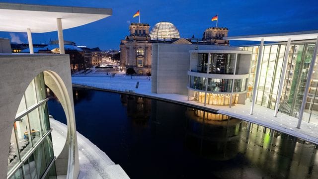 Blick auf das Berliner Regierungsviertel mit dem Reichstagsgebäude im Hintergrund und dem Paul-Löbe-Haus rechts im Bild. Blick auf das Berliner Regierungsviertel mit dem Reichstagsgebäude im Hintergrund und dem Paul-Löbe-Haus rechts im Bild.