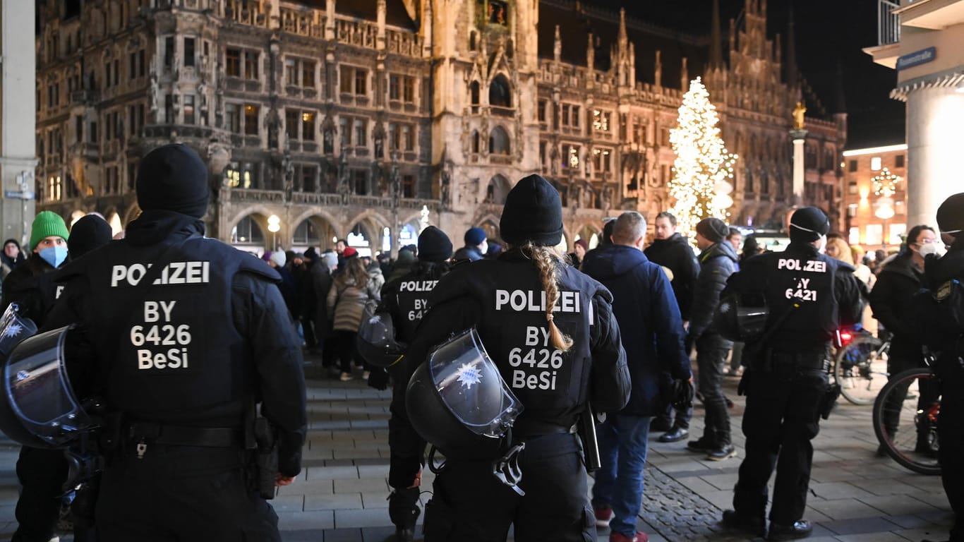 Polizisten stehen auf dem Marienplatz: Die Polizei in Bayern ist in zahlreichen Kommunen für unangemeldete "Spaziergänge" und Zusammenkünfte von Gegnern der staatlichen Corona-Maßnahmen vor Ort.