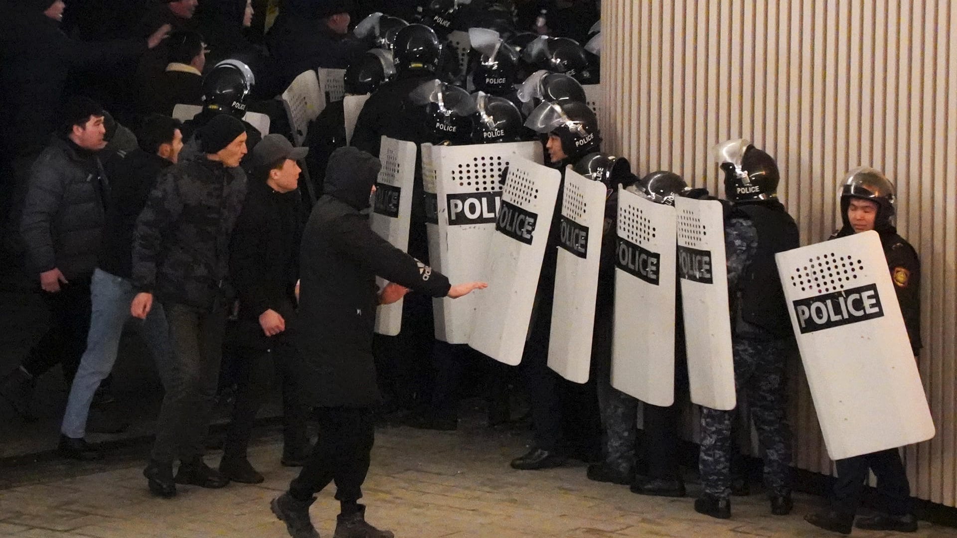 Demonstranten und Sicherheitskräfte prallen aufeinander: Größte Protestwelle seit Jahren.