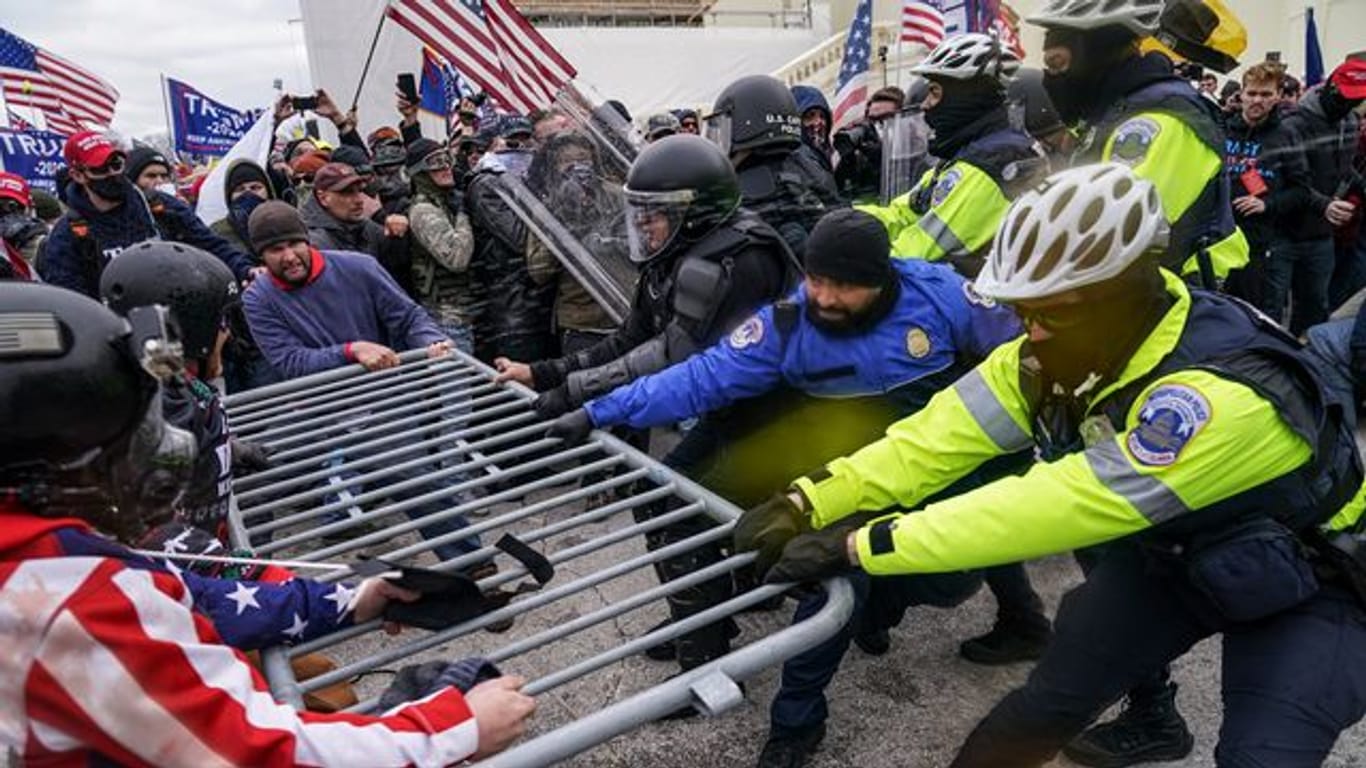 Trump-Anhänger versuchen, vor dem Kapitol durch eine Polizeiabsperrung zu brechen.