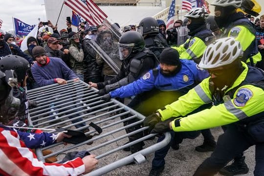 Trump-Anhänger versuchen, vor dem Kapitol durch eine Polizeiabsperrung zu brechen.