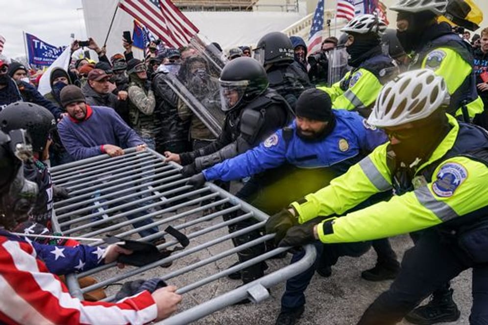 Trump-Anhänger versuchen, vor dem Kapitol durch eine Polizeiabsperrung zu brechen.