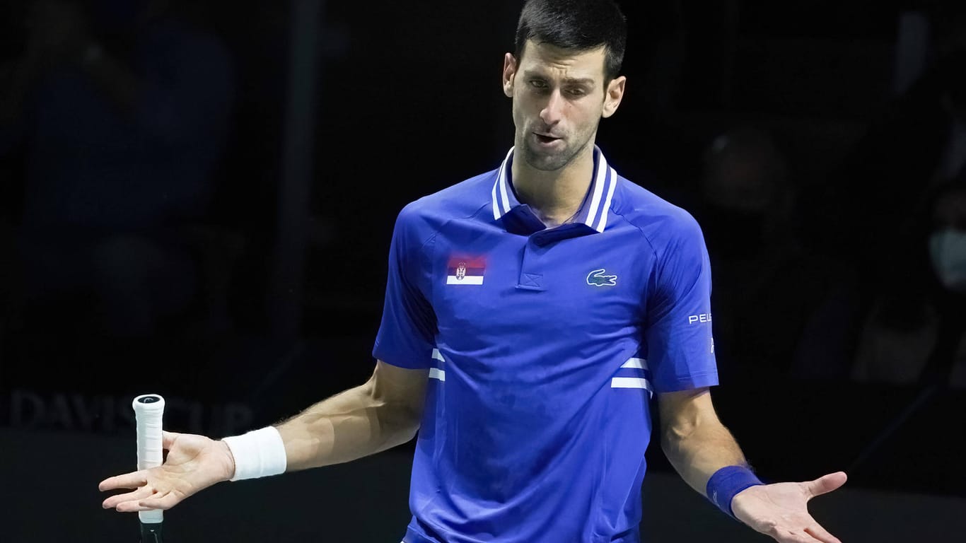 Novak Djokovic schaut ratlos auf den Platz (Archivbild): Der serbische Tennisstar ist bei der Einreise nach Australien abgewiesen worden.
