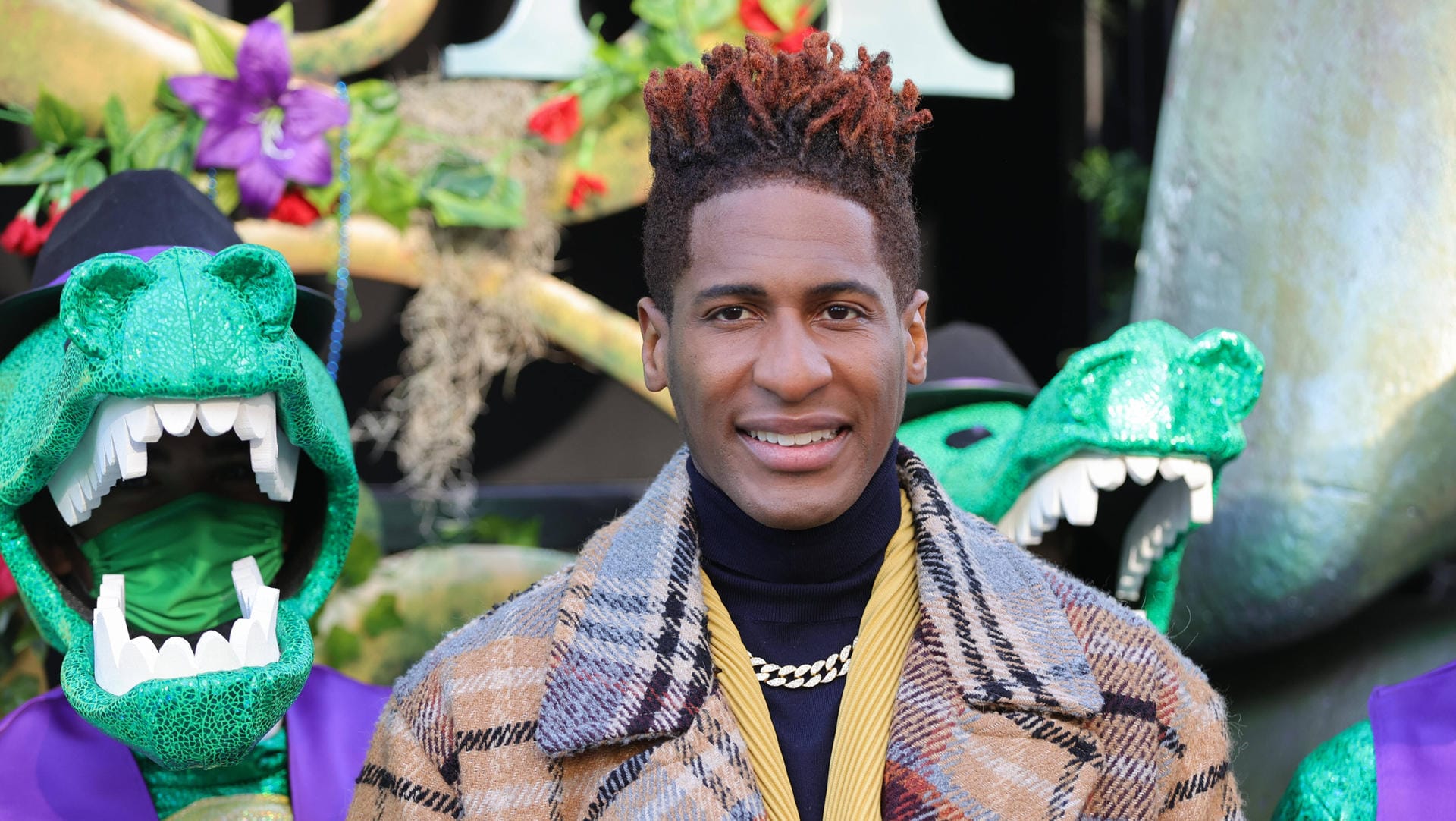 Jon Batiste blickt bei einer Parade in die Kamera (Archivbild): Der Sänger ist der Top-Favorit für die Grammys.