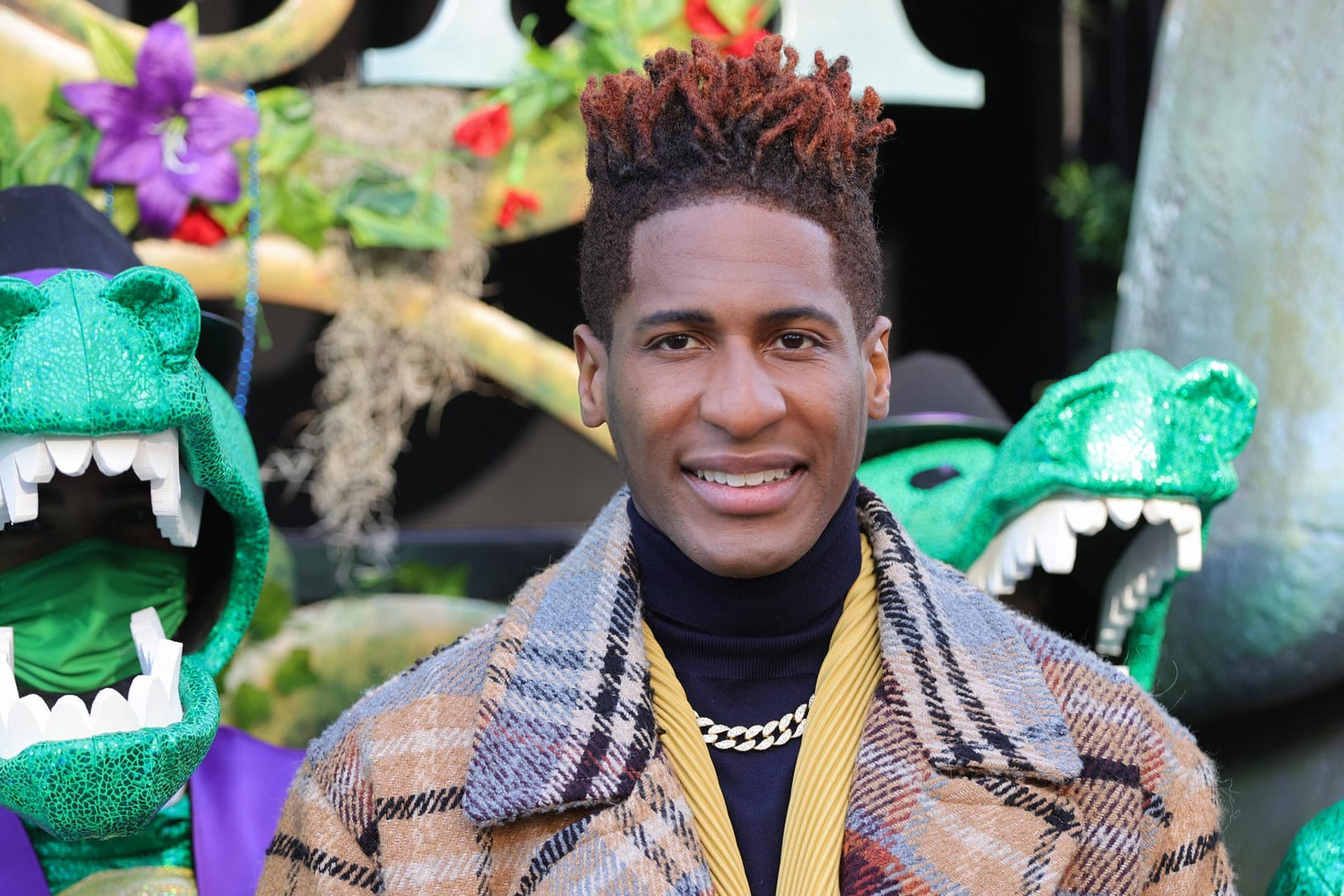 Jon Batiste blickt bei einer Parade in die Kamera (Archivbild): Der Sänger ist der Top-Favorit für die Grammys.