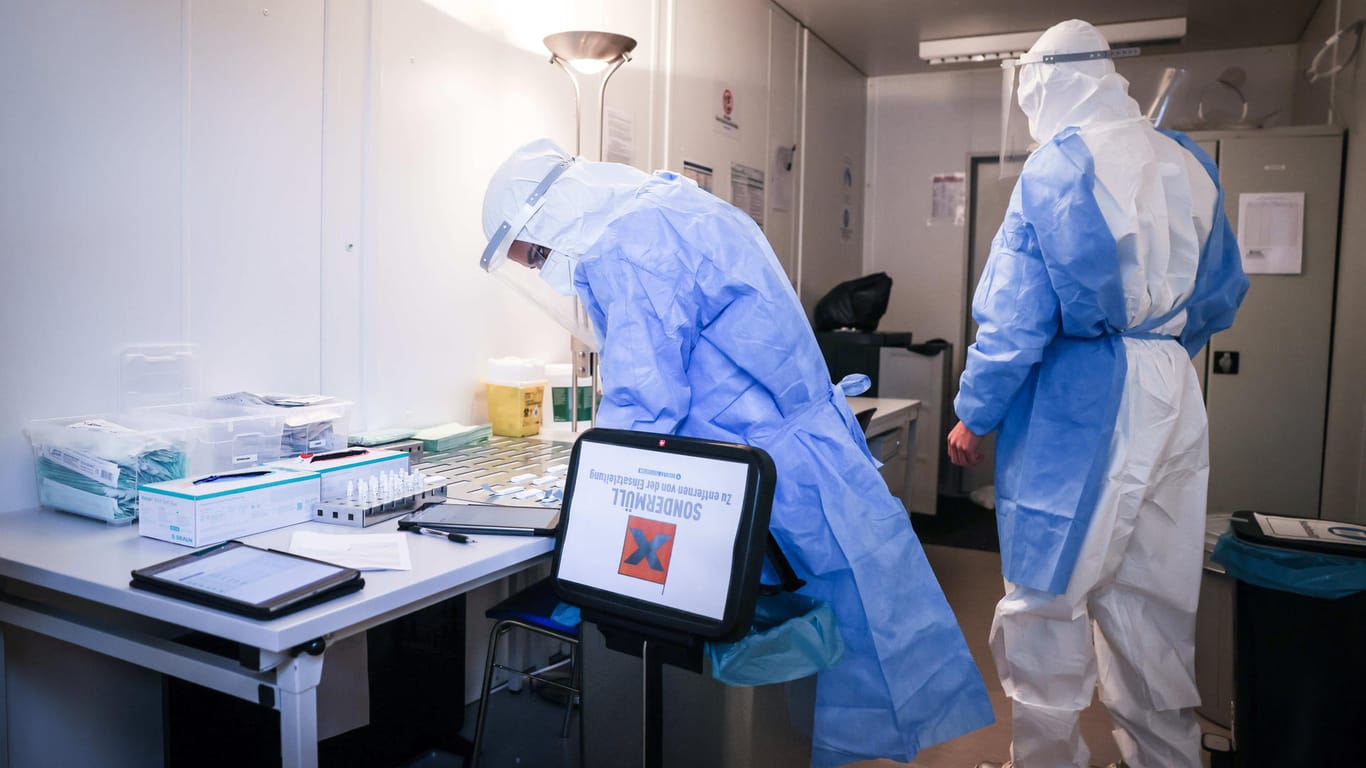 Mitarbeiterinnen und Mitarbeiter arbeiten in einer Teststation für Corona-Schnelltests in Hamburg (Archivbild): Die Infektionszahlen steigen derzeit sprunghaft an.