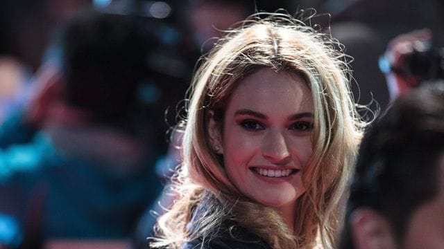 Lily James spielt Pamela Anderson.