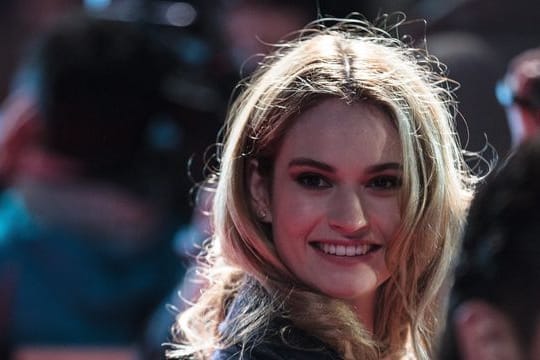 Lily James spielt Pamela Anderson.