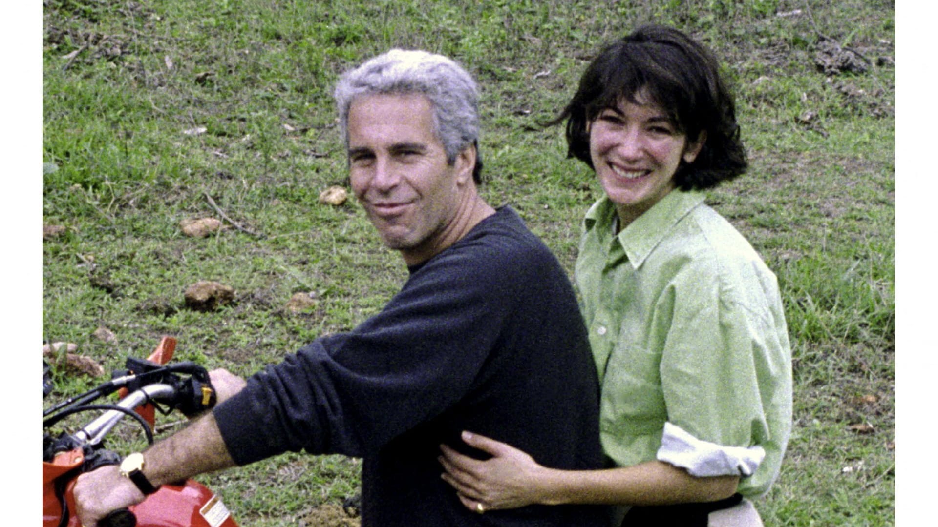 Jeffrey Epstein und Ghislaine Maxwell auf einem Motorrad (Archivbild des US-Attorneys): Die Vertraute will ihren Prozess neu aufrollen.