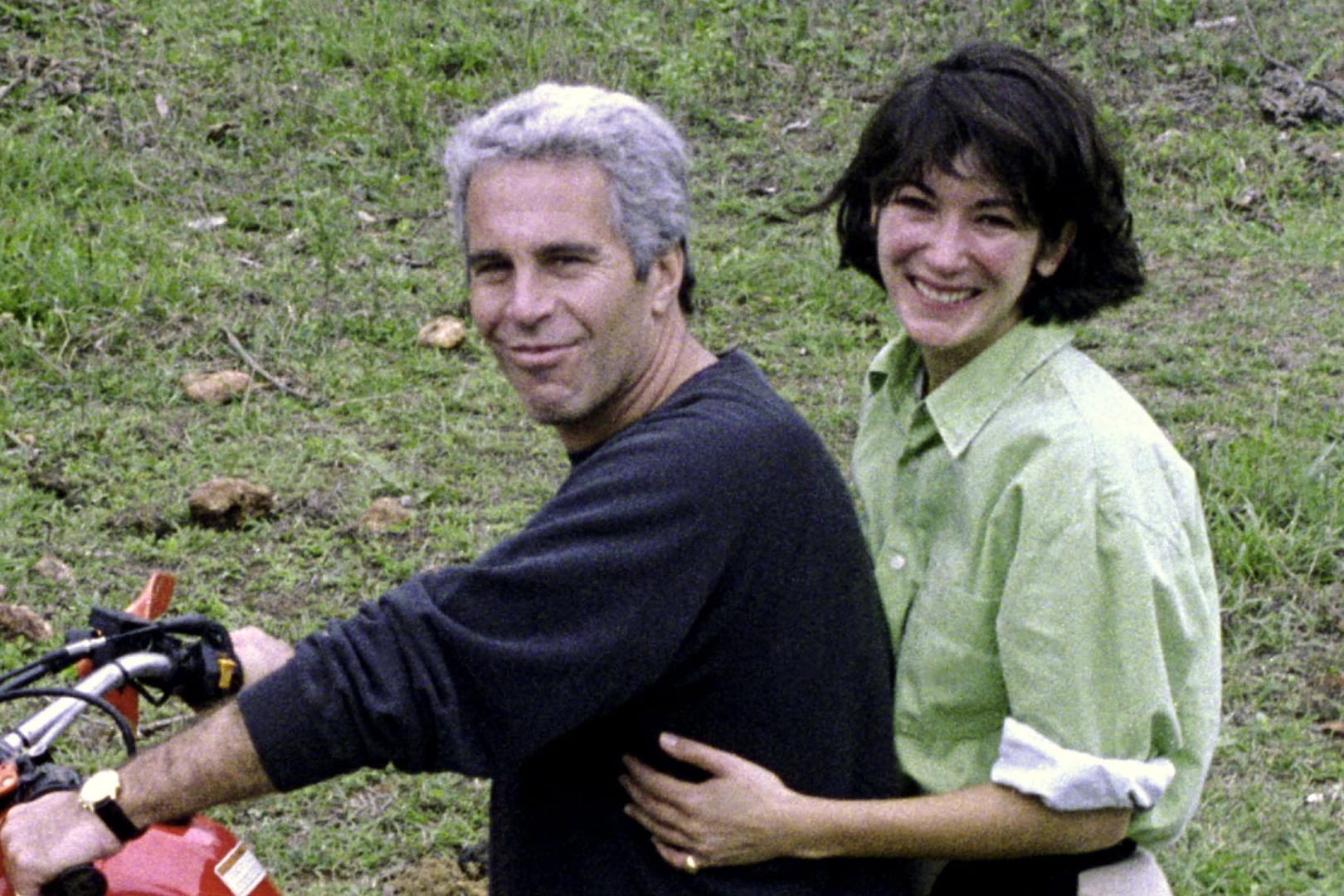 Jeffrey Epstein und Ghislaine Maxwell auf einem Motorrad (Archivbild des US-Attorneys): Die Vertraute will ihren Prozess neu aufrollen.