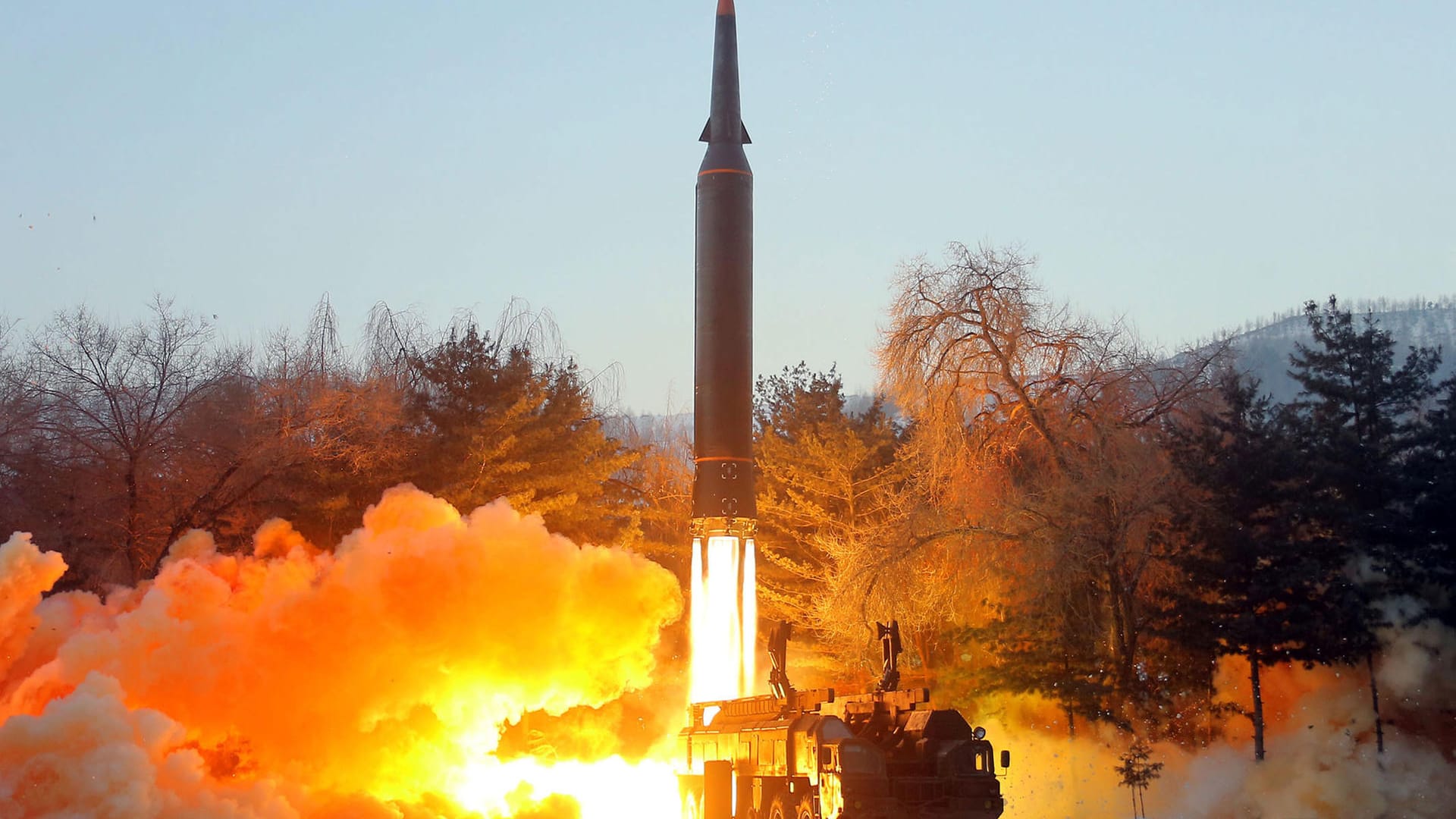 Eine Rakete startet von einem Militärfahrzeug: Nach Angaben Nordkoreas soll sie mit Hyperschallgeschwindigkeit fliegen.