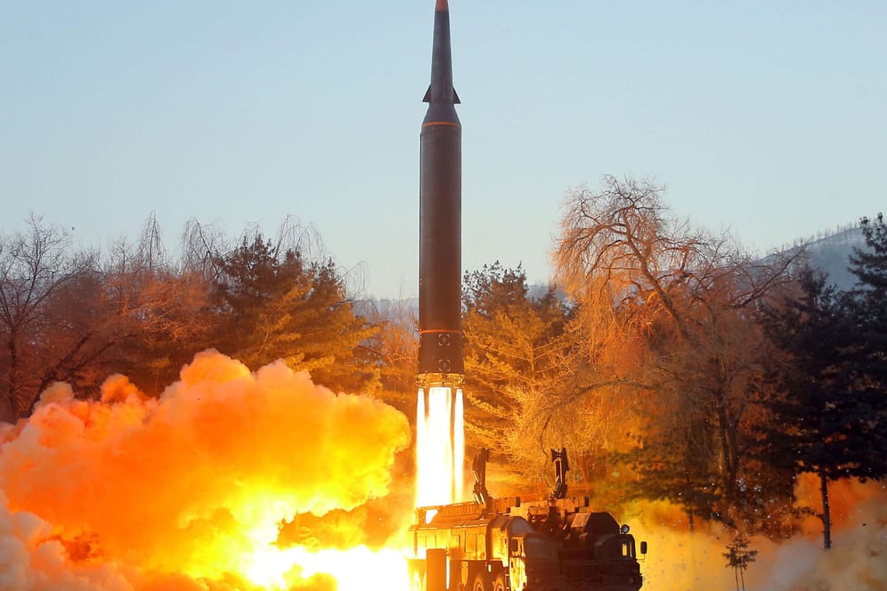 Eine Rakete startet von einem Militärfahrzeug: Nach Angaben Nordkoreas soll sie mit Hyperschallgeschwindigkeit fliegen.