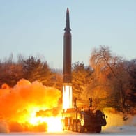 Eine Rakete startet von einem Militärfahrzeug: Nach Angaben Nordkoreas soll sie mit Hyperschallgeschwindigkeit fliegen.
