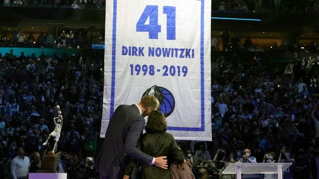 Dirk Nowitzki und seine Frau Jessica Olsson bei der Trikot-Zeremonie. Dirk Nowitzki und seine Frau Jessica Olsson bei der Trikot-Zeremonie.