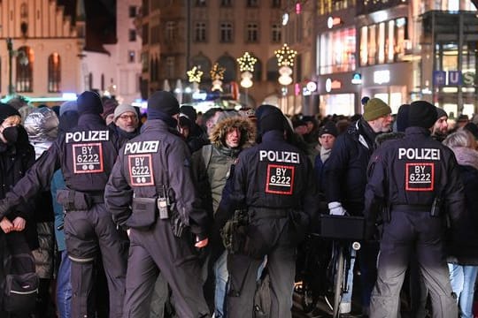 Polizisten kontrollieren Passanten in der Fußgängerzone.