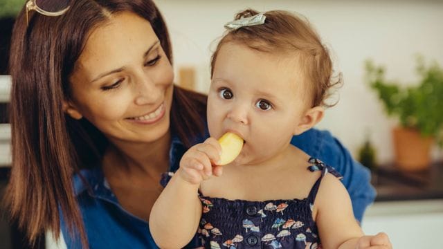 Mehr ein Knabbern und Ausprobieren als echtes Essen: Babys erhalten nach einigen Monaten zur Milch die erste Beikost.