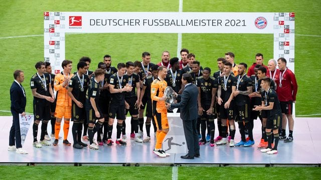 Der Rückrundenstart der Fußball-Bundesliga wird wegen Corona kräftig durcheinandergewirbelt. Der Rückrundenstart der Fußball-Bundesliga wird wegen Corona kräftig durcheinandergewirbelt.