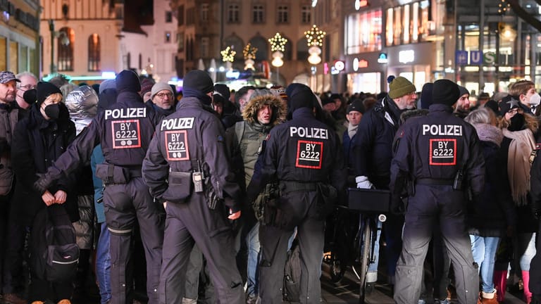Polizisten kontrollieren Passanten in der Fußgängerzone: Nicht nur in München protestierten zahlreiche Menschen gegen die Corona-Maßnahmen.