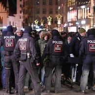 Polizisten kontrollieren Passanten in der Fußgängerzone: Nicht nur in München protestierten zahlreiche Menschen gegen die Corona-Maßnahmen.