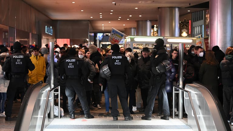 Polizisten sperren einen U-Bahnhof am Marienplatz ab: Laut den Beamten versuchten die Protestler immer wieder, Absperrungen zu durchbrechen.