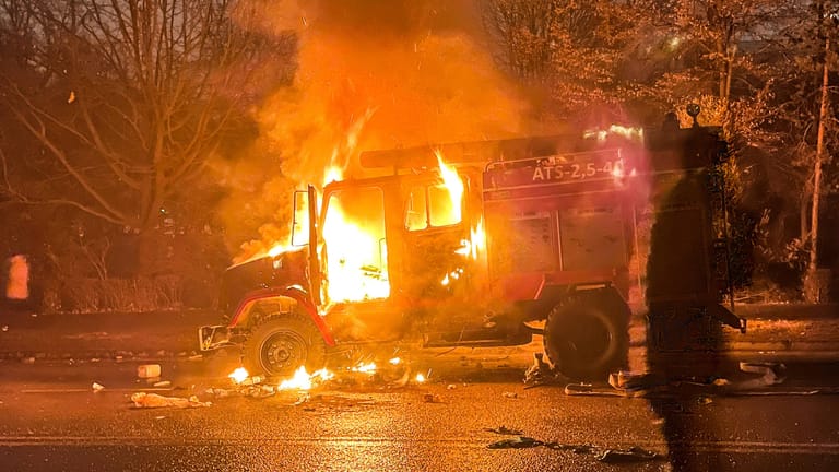 Brennendes Auto in Almaty: In der Hauptstadt Kasachstans flammen gewalttätige Proteste auf, nachdem in dem Land die Gaspreise zuletzt drastisch gestiegen waren.