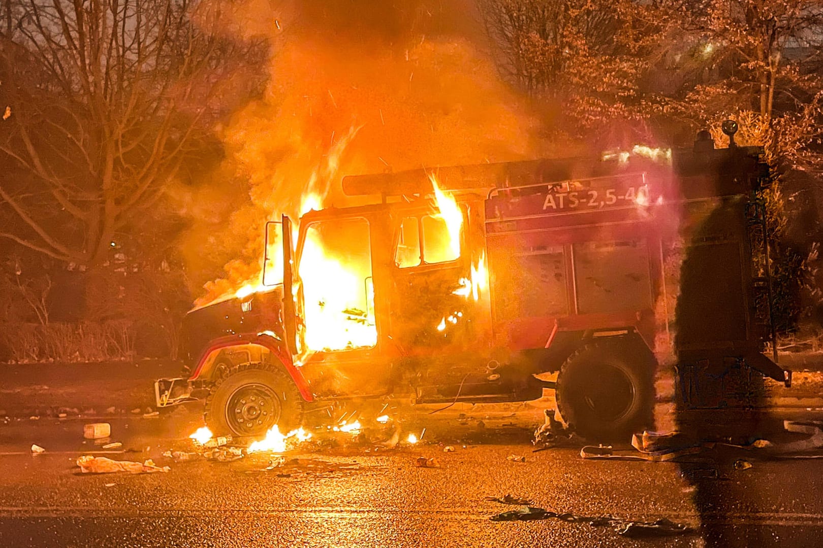 Brennendes Auto in Almaty: In der Hauptstadt Kasachstans flammen gewalttätige Proteste auf, nachdem in dem Land die Gaspreise zuletzt drastisch gestiegen waren.