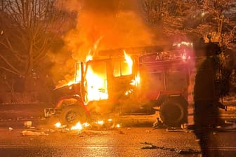 Brennendes Auto in Almaty: In der Hauptstadt Kasachstans flammen gewalttätige Proteste auf, nachdem in dem Land die Gaspreise zuletzt drastisch gestiegen waren.