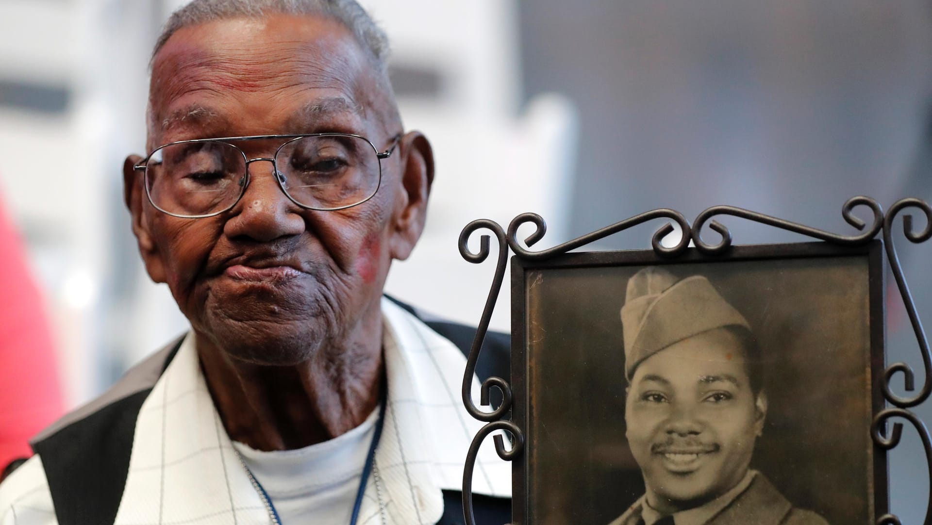 Lawrence Brooks: Der Weltkriegsveteran bei einer Veranstaltung 2019 neben einem Foto von sich von 1943.