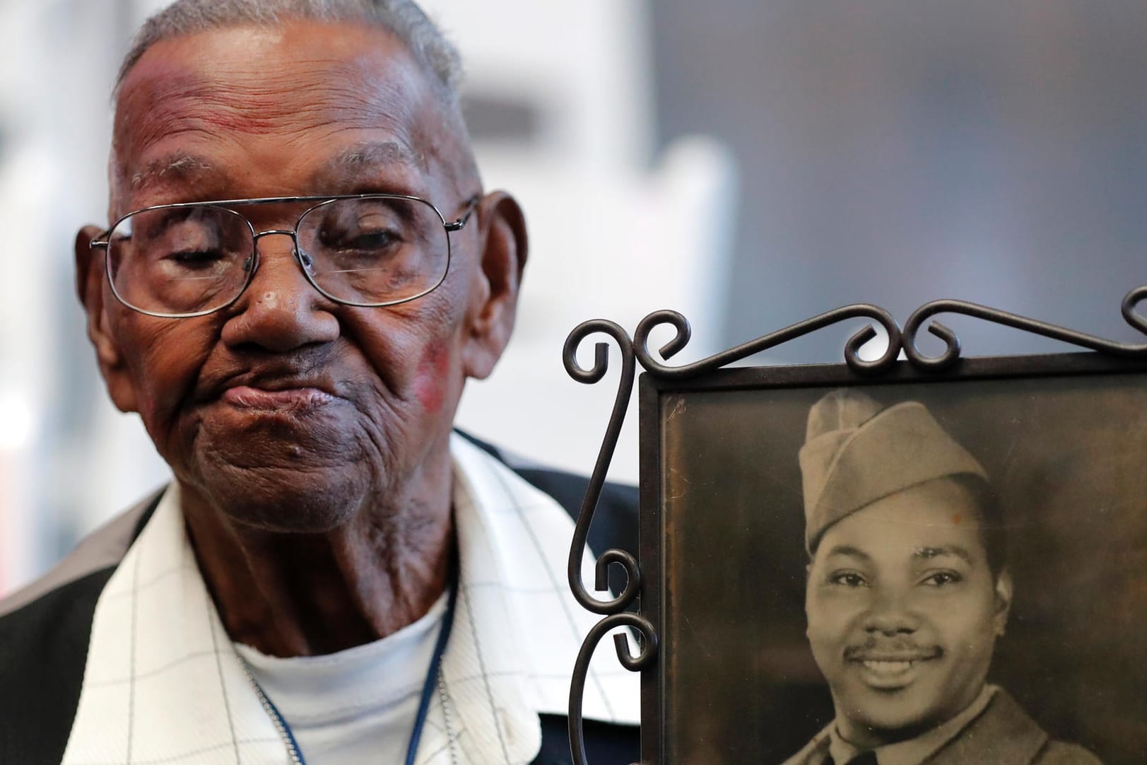 Lawrence Brooks: Der Weltkriegsveteran bei einer Veranstaltung 2019 neben einem Foto von sich von 1943.