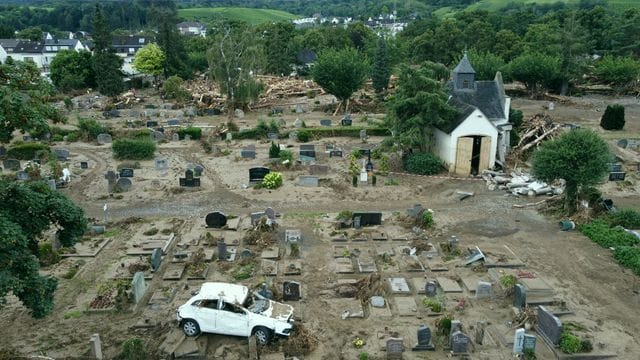 Ein Auto wurde bei der Hochwasserkatastrophe auf den Friedhof geschwemmt. Ein Auto wurde bei der Hochwasserkatastrophe auf den Friedhof geschwemmt.