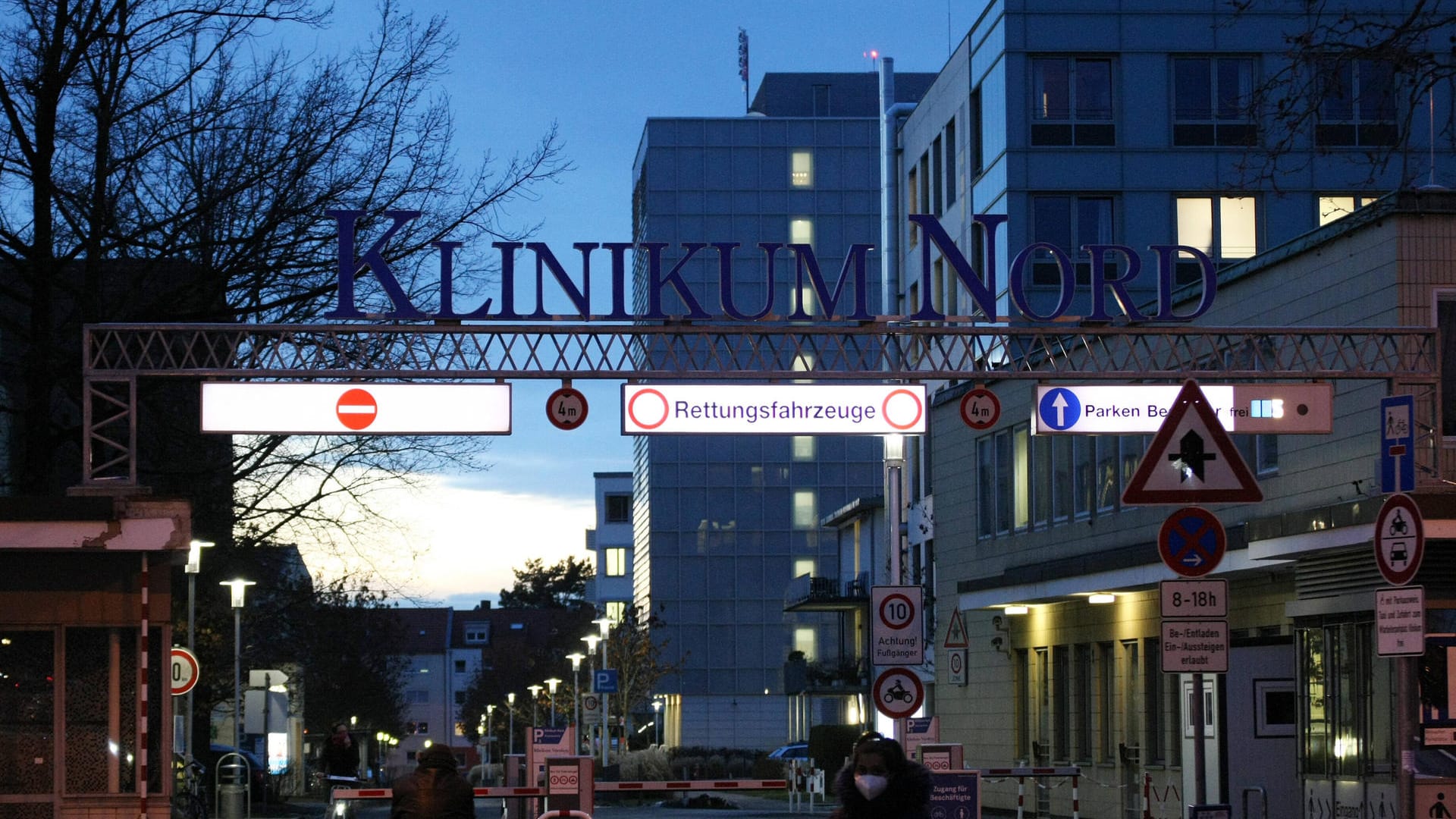 Blick auf das Klinikum Nord in Nürnberg (Archivbild): Auch nach einer überstandenen Corona-Infektion haben einige Betroffene noch mit den Folgen zu kämpfen.