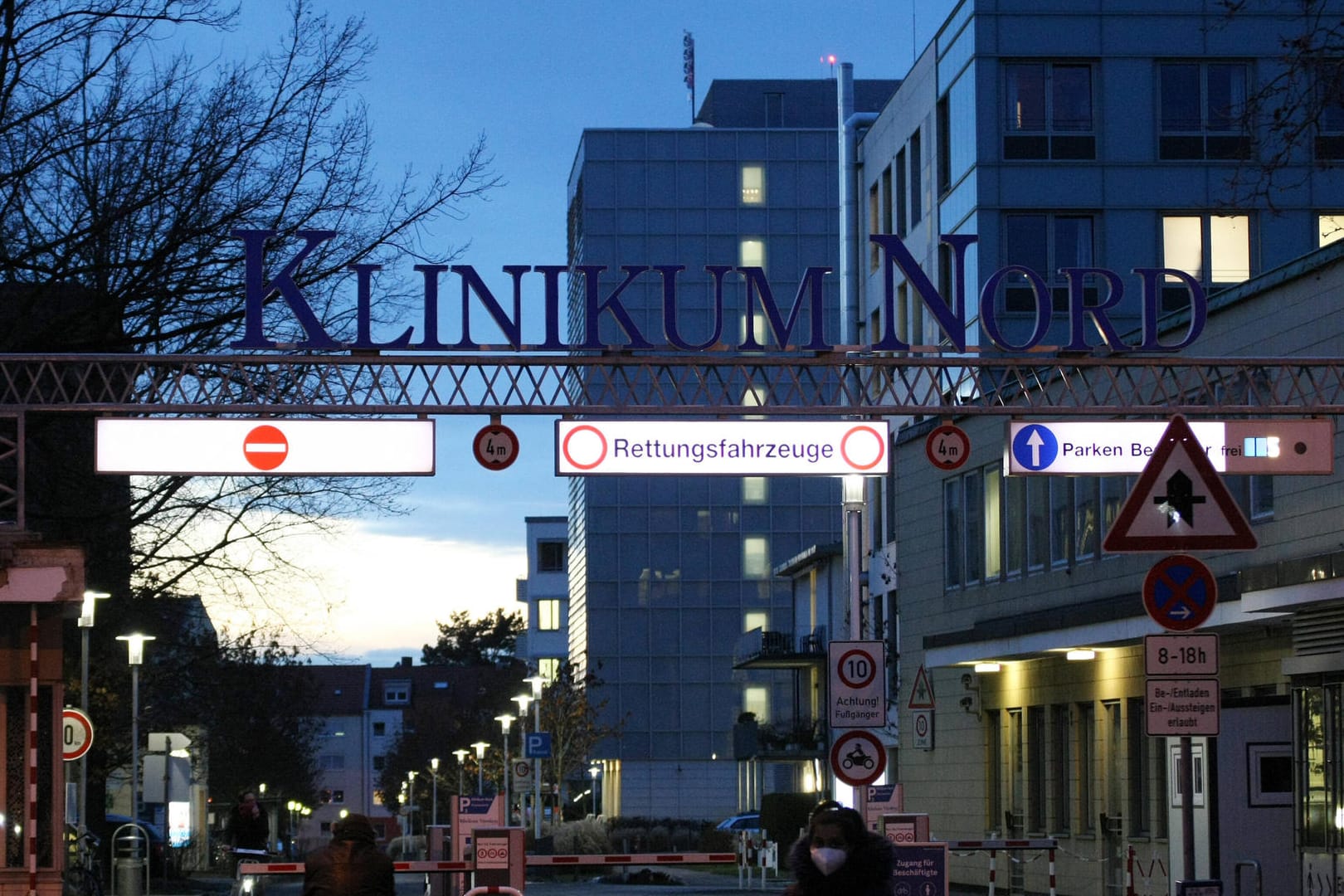 Blick auf das Klinikum Nord in Nürnberg (Archivbild): Auch nach einer überstandenen Corona-Infektion haben einige Betroffene noch mit den Folgen zu kämpfen.