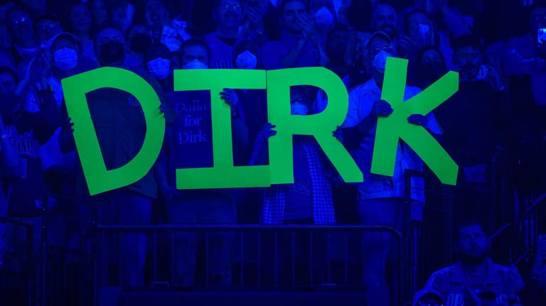 "Dirk"-Plakate: Bei den Fans ist Dirk Nowitzki immer noch sehr beliebt.