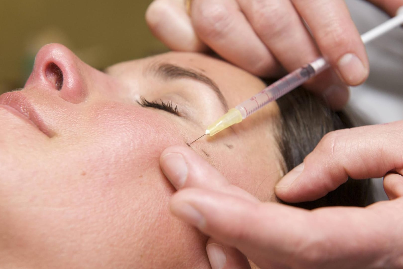 Eine Frau erhält eine Gesichtsfaltenbehandlung (Symbolbild): Weil eine Kosmetik-Schülerin nicht auf Hygiene geachtet hatte, landete eine Kundin im Krankenhaus.