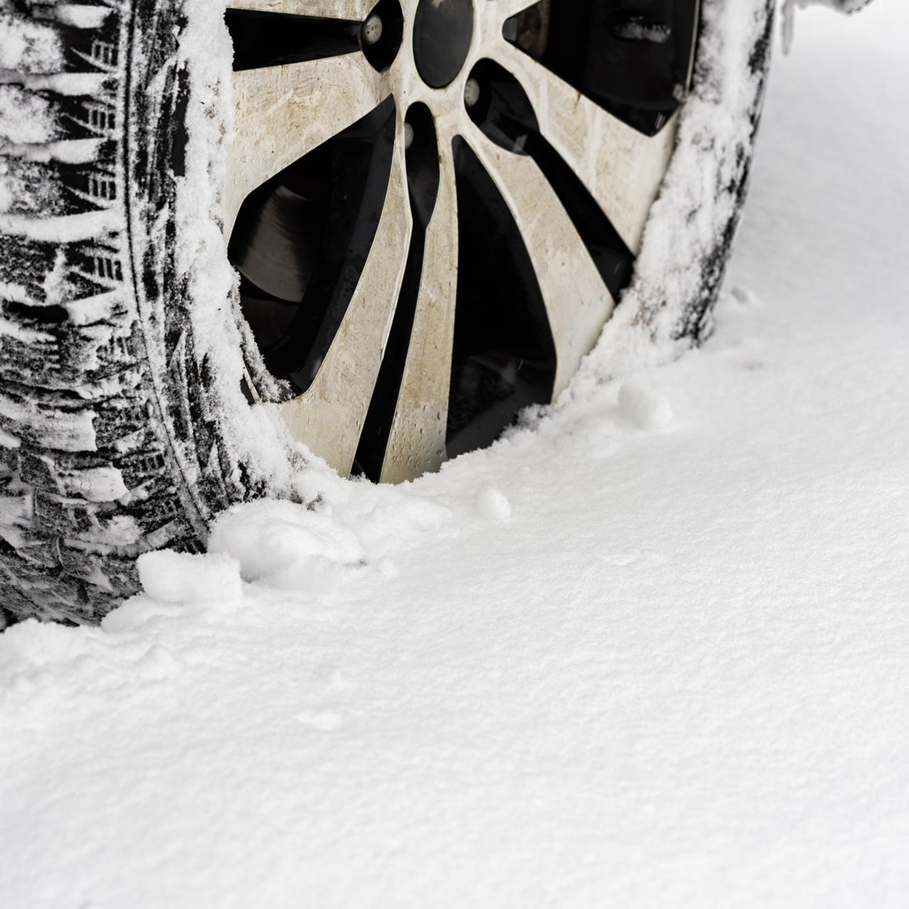 Schnee: So schaukeln Sie ihr Auto frei