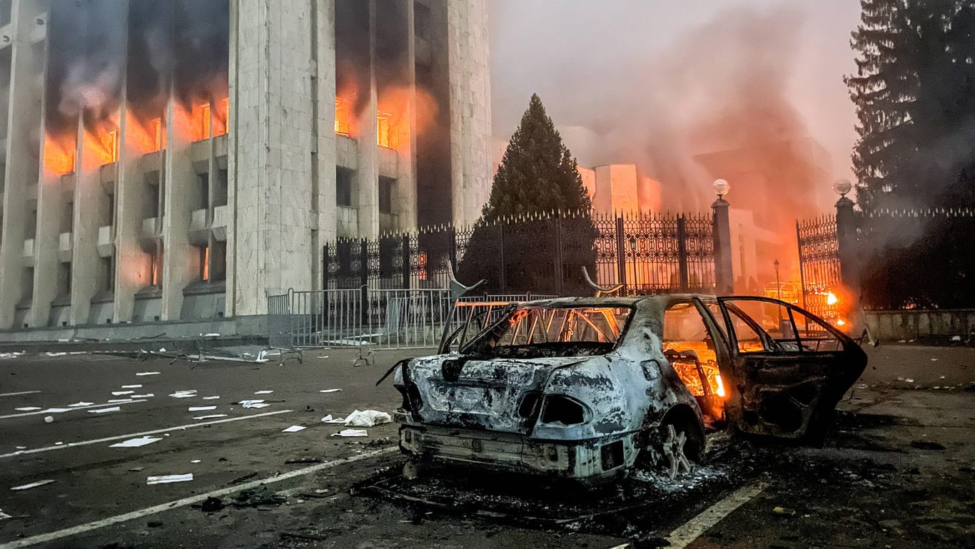 Brennendes Auto in Almaty: In den vergangenen Tagen hat sich die Situation in Kasachstan immer weiter zugespitzt.