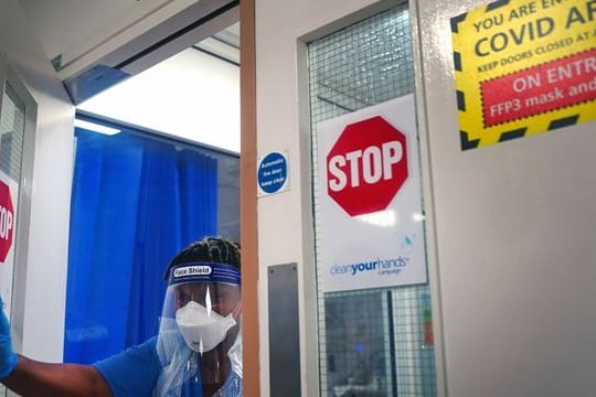 Ein medizinischer Mitarbeiter auf der Station für Corona-Patienten im King's College Hospital in London.