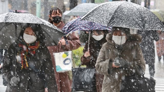 Starker Schneefall in Tokio.