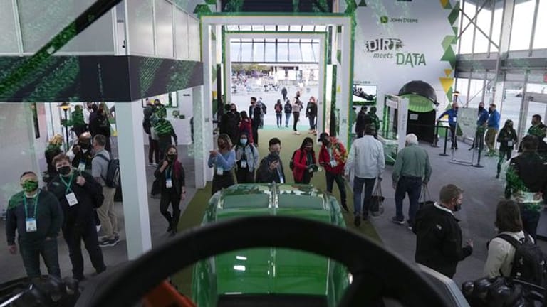 Besucher sehen sich den automatisierten Traktor von John Deere während der CES an.