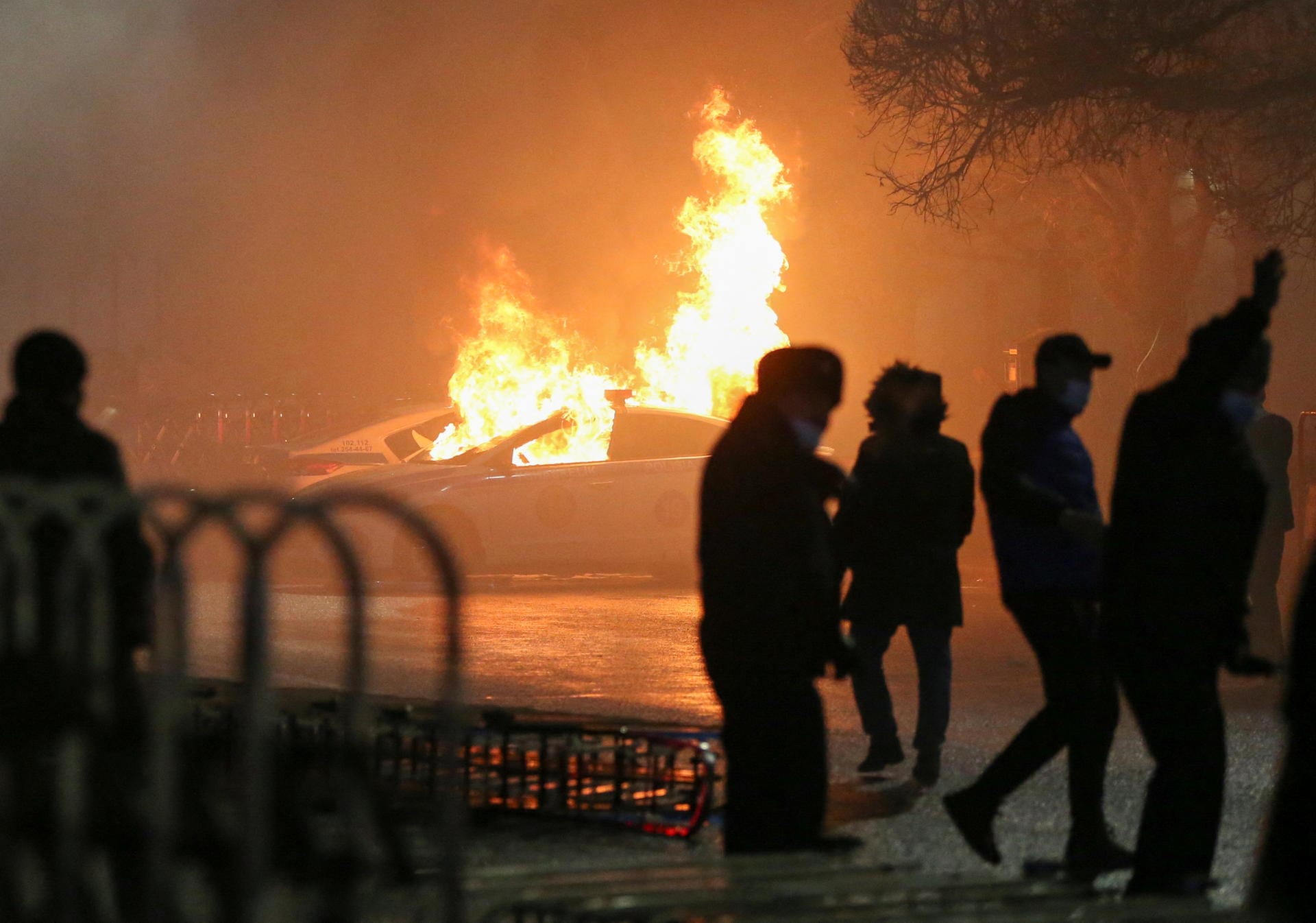 Brennendes Auto: "In der Stadt riecht es stark nach Feuer", berichtete das kasachische Medium Vlast im Nachrichtenkanal Telegram über die Proteste in Almaty.