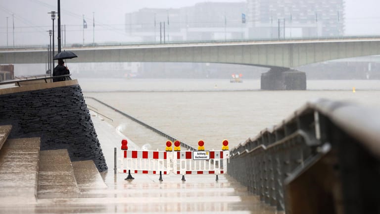 Der Rheinpegel in Köln hat die erste Hochwassermarke von 6,20 Metern überschritten.