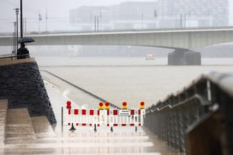 Der Rheinpegel in Köln hat die erste Hochwassermarke von 6,20 Metern überschritten.