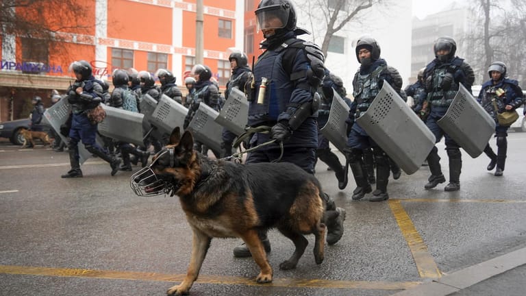 Polizisten versperren Demonstranten den Weg: Tausende Menschen protestieren seit Anfang Januar in Kasachstan, Grund waren zuerst die explodierenden Treibstoffpreise.