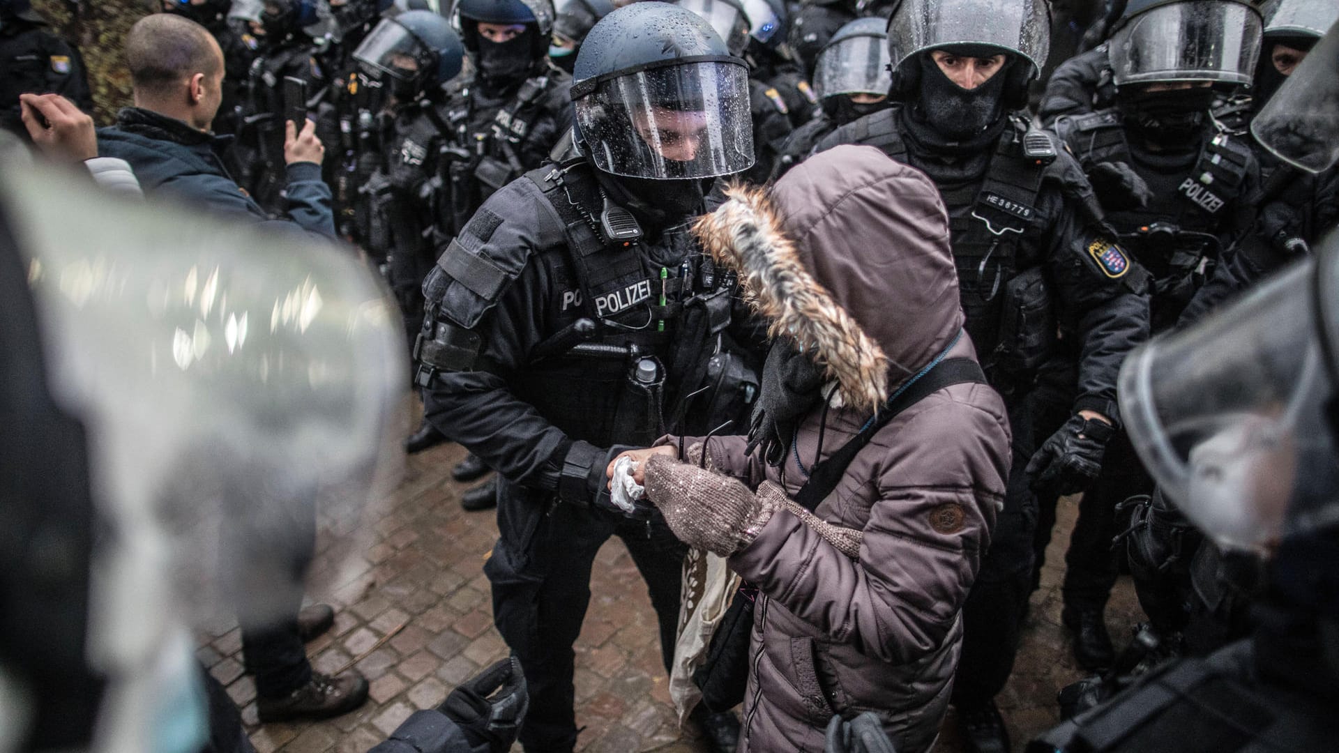 Hessische Polizisten bei einer "Querdenker"-Demo in Frankfurt am Main (Archivbild): In vielen deutschen Städten protestieren regelmäßig Impfgegner.