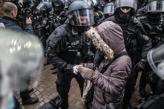 Hessische Polizisten bei einer "Querdenker"-Demo in Frankfurt am Main (Archivbild): In vielen deutschen Städten protestieren regelmäßig Impfgegner.